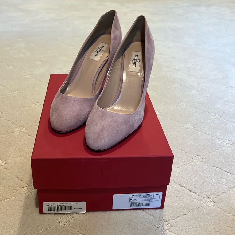 Authentic Valentino Gorgeous Mauve/Neutral pump with studs detail